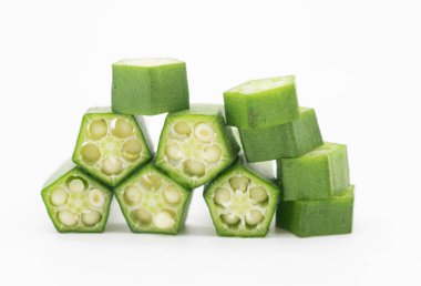 Beyaz arka planda bamya ya da Lady Finger dilimleri