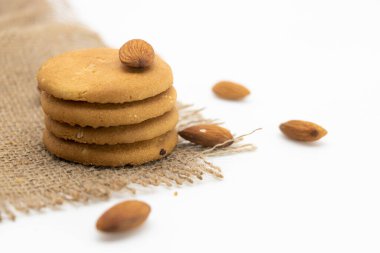 Beyaz arkaplanda izole edilmiş bisküvi veya kurabiyeler,