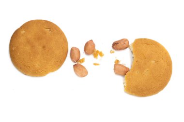 Çıtır bisküvi beyaz arkaplanda izole edilmiş, üst görünüm