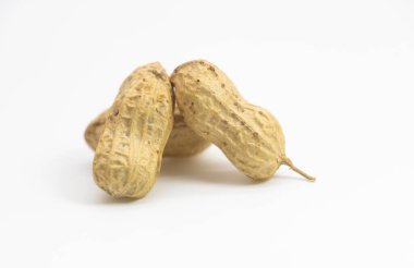 Beyaz arka plan üzerinde izole soyulmuş fıstık.