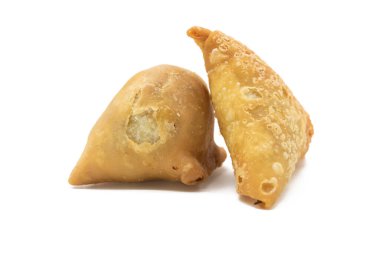 Samosa ve sebze tekgara beyaz arka planda izole