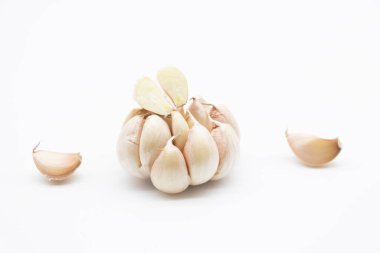 İki baş sarımsak yakın plan beyaz arka planda izole edilmiş..