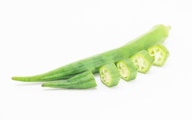 Beyaz arka planda bütün ve parçalar bamya ya ya da Lady Finger tasarımı.