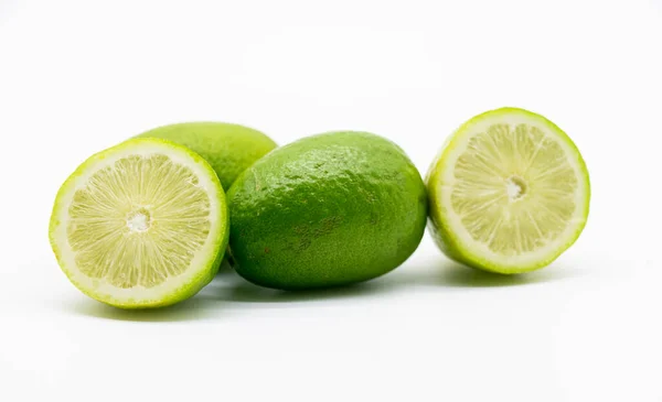 Rodajas Frescas Verde Limones Aislados Sobre Fondo Blanco — Foto de Stock