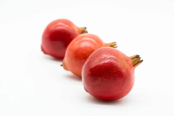Skupina Granátové Jablko Detailní Izolované Bílém Pozadí — Stock fotografie