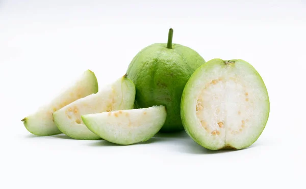 Hela Och Skivor Guava Isolerad Den Vita Bakgrunden — Stockfoto