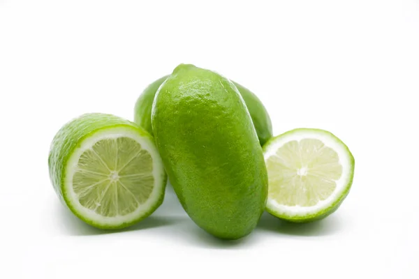 Fresco Intero Fetta Verde Limoni Isolati Sfondo Bianco — Foto Stock