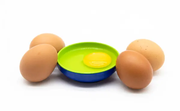 Whole Eggs Broken Plate Isolated White Background — Stockfoto