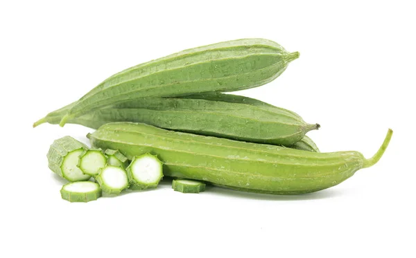Frisches Gewinkeltes Luffa Gemüse Rippenkürbis Mit Scheiben Auf Weißem Hintergrund — Stockfoto
