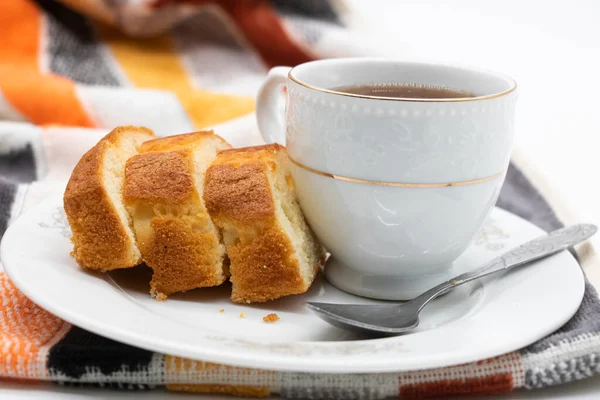 Scheiben Frisch Gebackener Pfundkuchen Mit Tee Auf Weißem Hintergrund — Stockfoto