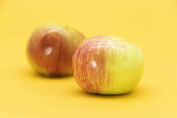 Roter Apfel Isoliert Auf Gelbem Hintergrund Schneideweg Sammlung Frischer Bio — Stockfoto