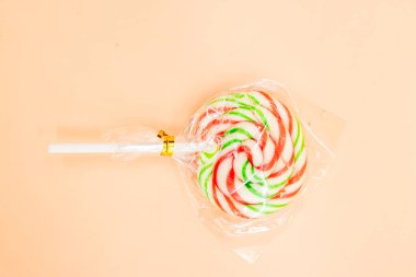 Renkli arkaplanda izole edilmiş lolipop, ambalaj tasarımı, gıda konsepti