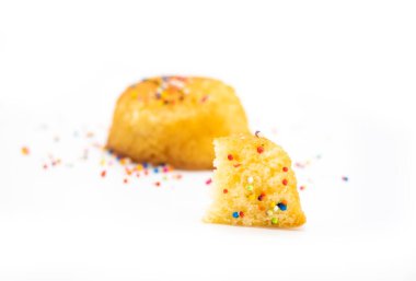 Beyaz arka planda izole edilmiş renkli serpiştirme ile sarı kek kek tasarımı,