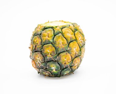 Genç çiğ ananas beyaz arkaplanda izole