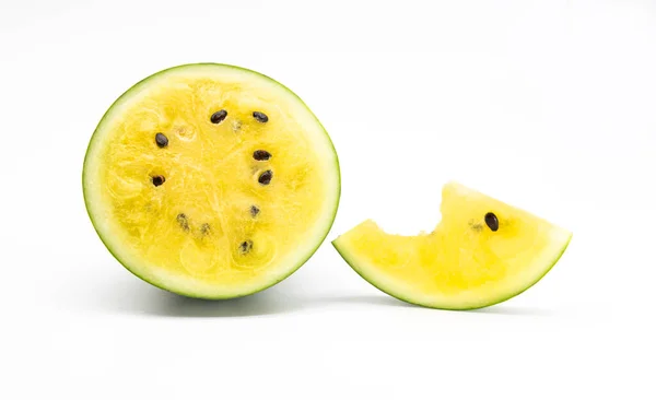 Aufgeschnittene Reife Wassermelone Isoliert Auf Weißem Hintergrund — Stockfoto