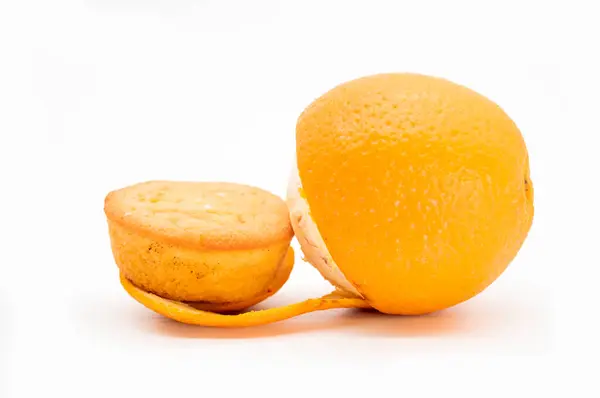 Жовтий Кекс Ятою Апельсином Ізольований Білому Фоні Апельсиновий Смак — стокове фото
