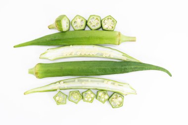 beyaz arkaplanda izole edilmiş bamya ya ya da Lady Finger grubu, yatay tasarım, üst görünüm, seçici odak