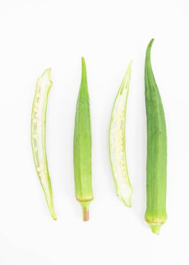 Dilimler ve tüm bamya ya ya da Lady Finger beyaz arka planda, üst görünüm