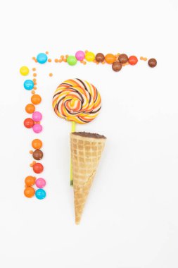 yuvarlak şeker ve renkli lolipoplar beyaz arka planda izole edilir, üst manzara