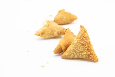 Samosa beyaz arkaplanda izole edilmiş şekilde kapat