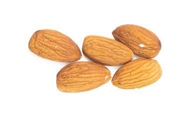 Beyaz arka plan üzerinde üstten görünüm izole badem fındık