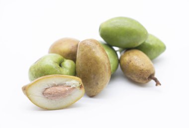 Beyaz arkaplanda izole edilmiş dilimleri olan bir zeytin grubu