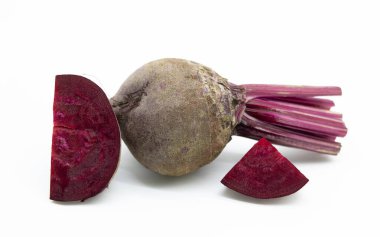 Pancar kökü olarak da bilinen taze pancar, kırpma yolu ile beyaz arkaplanda izole edilmiştir..