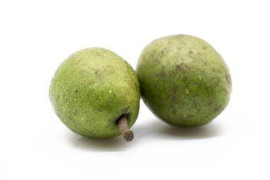 Beyaz arkaplanda yeşil zeytin izole