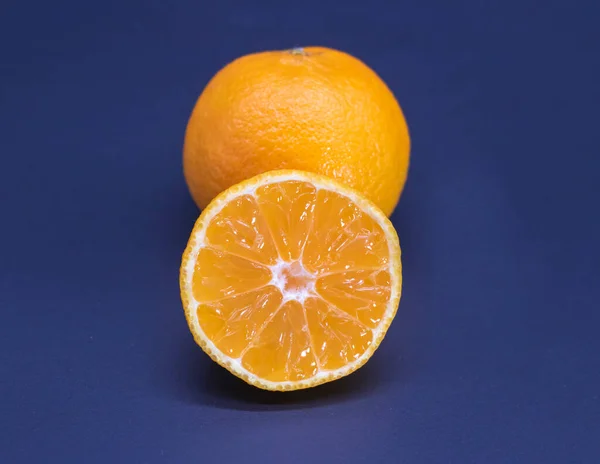 Tangerine Kamala Slice Whole Black Background Selective Focus — Fotografia de Stock