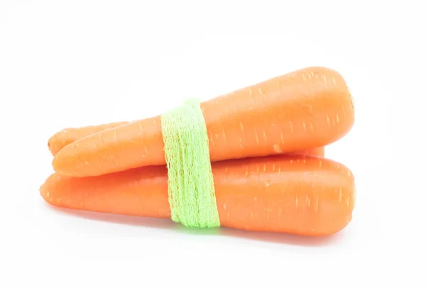 Селективный Фокус Свежая Морковь Упаковки Белом Фоне Обрезка Пути — стоковое фото