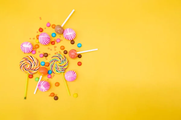 Kolorowe Cukierki Izolowane Żółtym Tle — Zdjęcie stockowe