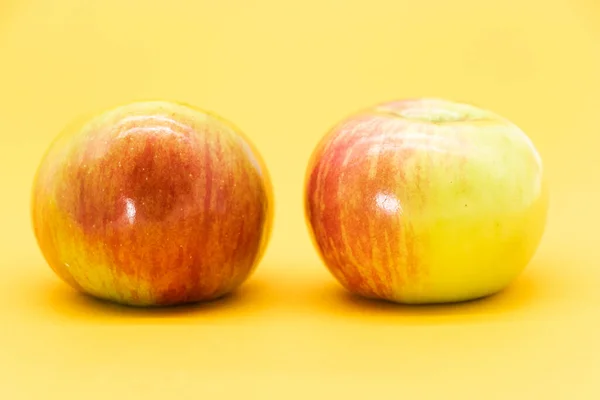 Roter Apfel Isoliert Auf Gelbem Hintergrund Schneideweg Frischer Bio Apfel — Stockfoto