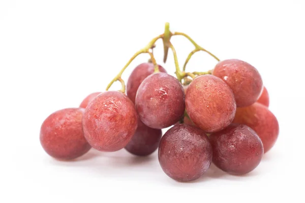 Ramo Uvas Rojas Con Gotas Agua Aislado Sobre Fondo Blanco — Foto de Stock