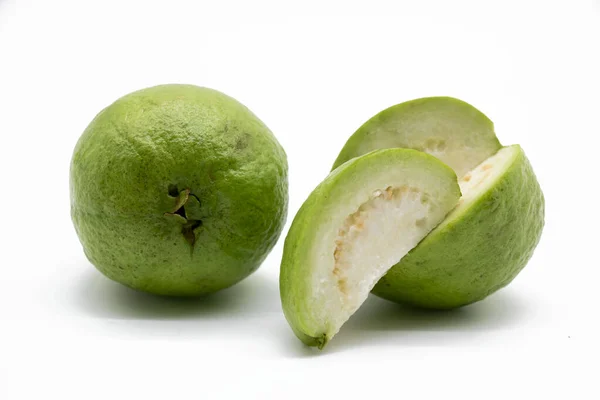 Irisan Buah Guava Segar Diisolasi Pada Latar Belakang Putih — Stok Foto