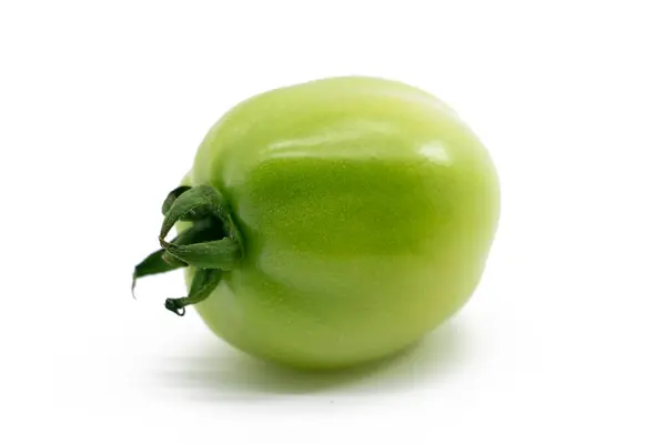 白い背景に分離された単一のグリーン トマト — ストック写真