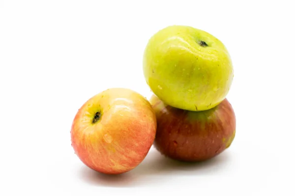 Frische Gruppe Von Apfel Close Isolieren Auf Weißem Hintergrund — Stockfoto