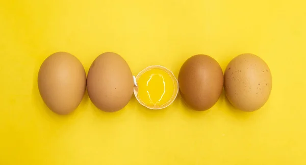 Ganze Eier Und Kaputt Isoliert Auf Gelbem Hintergrund — Stockfoto