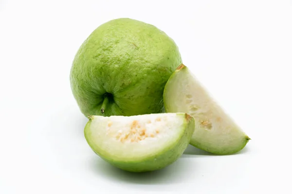 Skivor Guava Isolerad Den Vita Bakgrunden — Stockfoto