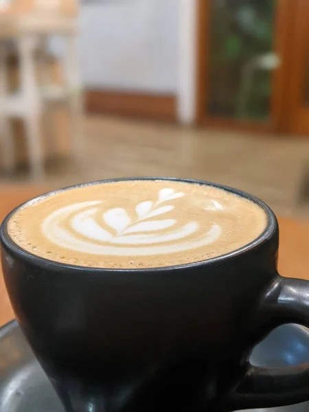 Kopp Cappuccino Kaffe Med Hjärtform Ett Träbord — Stockfoto