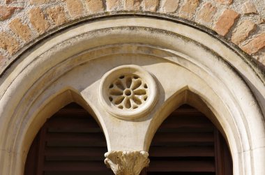 Manoppello - Abruzzo - Santa Maria d 'Arabona Manastırı - Balkon ve pencerelerin dış lunetleri