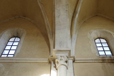 Manoppello - Abruzzo - Santa Maria d 'Arabona Manastırı - Kilisedeki bazı başkentlerin ayrıntıları