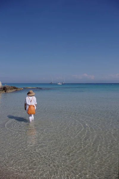 Турист Прогуливается Дну Моря Перед Cala Delle Arene Острова Тремити — стоковое фото