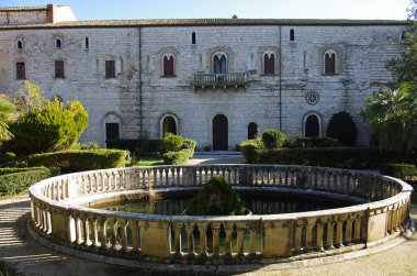 Santa Maria d 'Arabona Manoppello Manastırı' nın bahçesindeki dairesel çeşme.