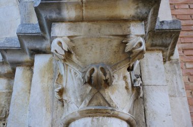 Manoppello - Abruzzo - Santa Maria d 'Arabona Manastırı - Kilisedeki bazı başkentlerin ayrıntıları
