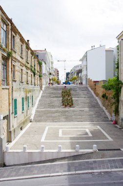 Termoli - Molise - Merdiven ve yazları çeşitli folklor gösterilerinin yapıldığı küçük meydan