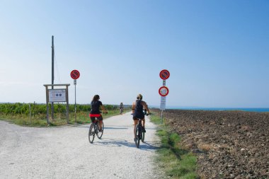 Vasto - Punta Aderci - Abruzzo - 3 Ekim 2021 Bisiklet doğayla iletişimimizi sağlayan ebedi bir tutkudur..