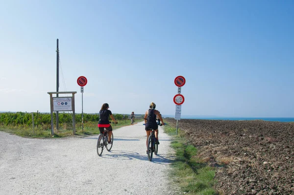 Vasto - Punta Aderci - Abruzzo - 3 Ekim 2021 Bisiklet doğayla iletişimimizi sağlayan ebedi bir tutkudur..