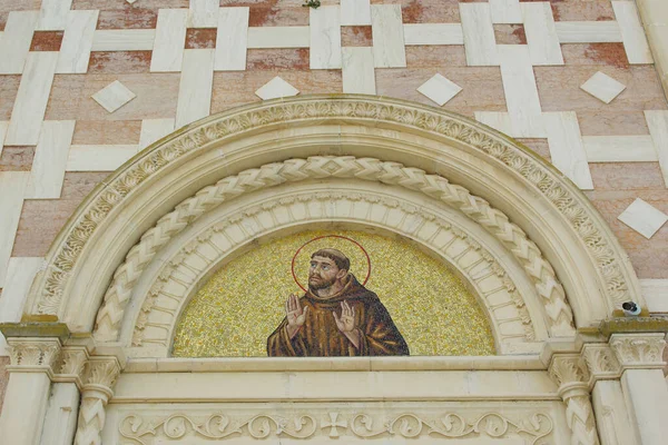Manoppelloの聖なる顔の聖域それはアブルッツォ州ペスカーラの州でManoppelloの最も重要な教会の一つです モザイクのルネット — ストック写真
