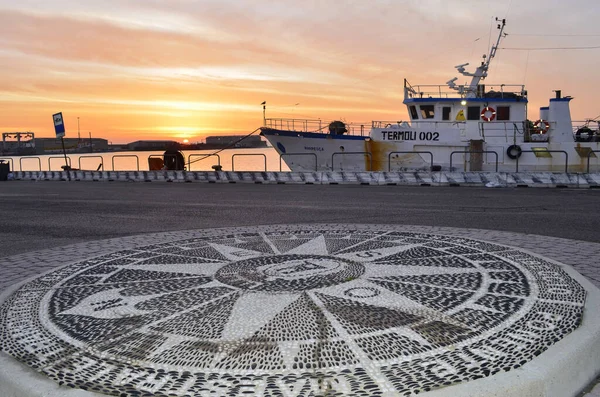 Termoli - Molise - Rüzgâr ön planda yükseldi ve arka planda limana demirlemiş bir balıkçı teknesi.