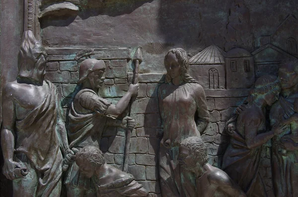 主なポータルの詳細 青銅製 シーンは 聖ニカンドロの生活からのエピソードを伝える マルチャーノとダリア ニカンドロ教会 ヴェナフロ モリーゼ イタリア — ストック写真